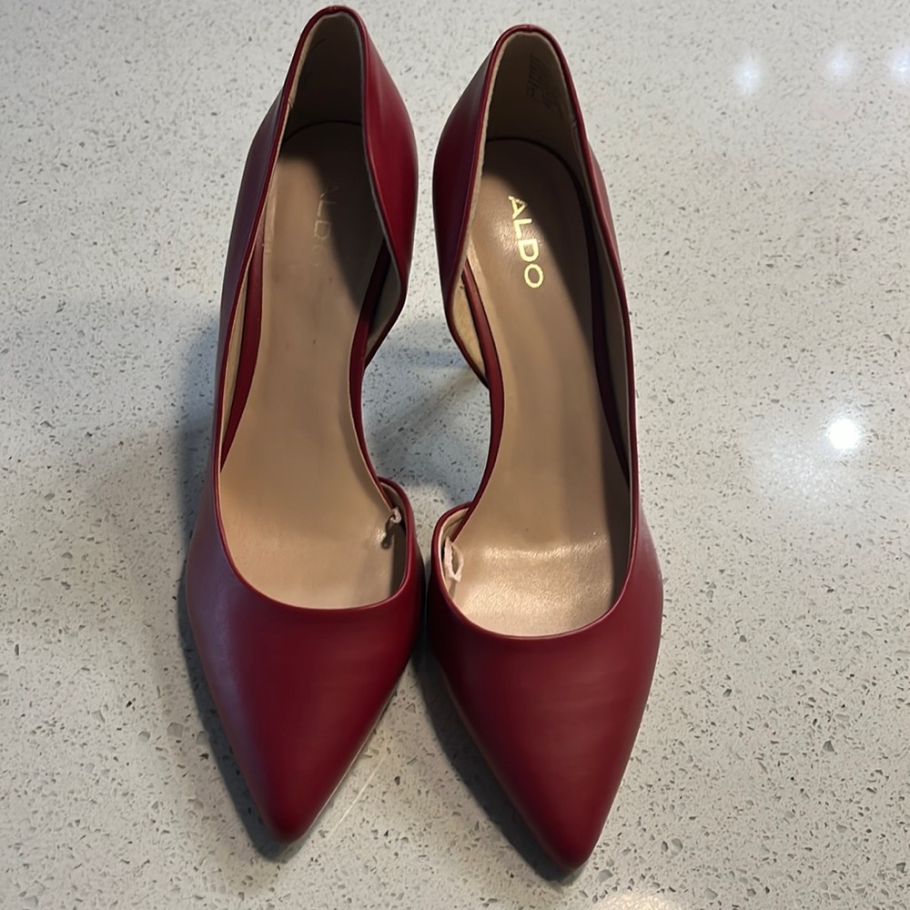 These are a beauty 3 inch heel with gold accents . Comfortable and cute .